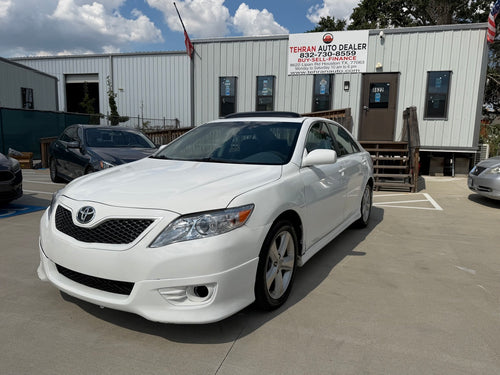 2011 Toyota Camry SE front view