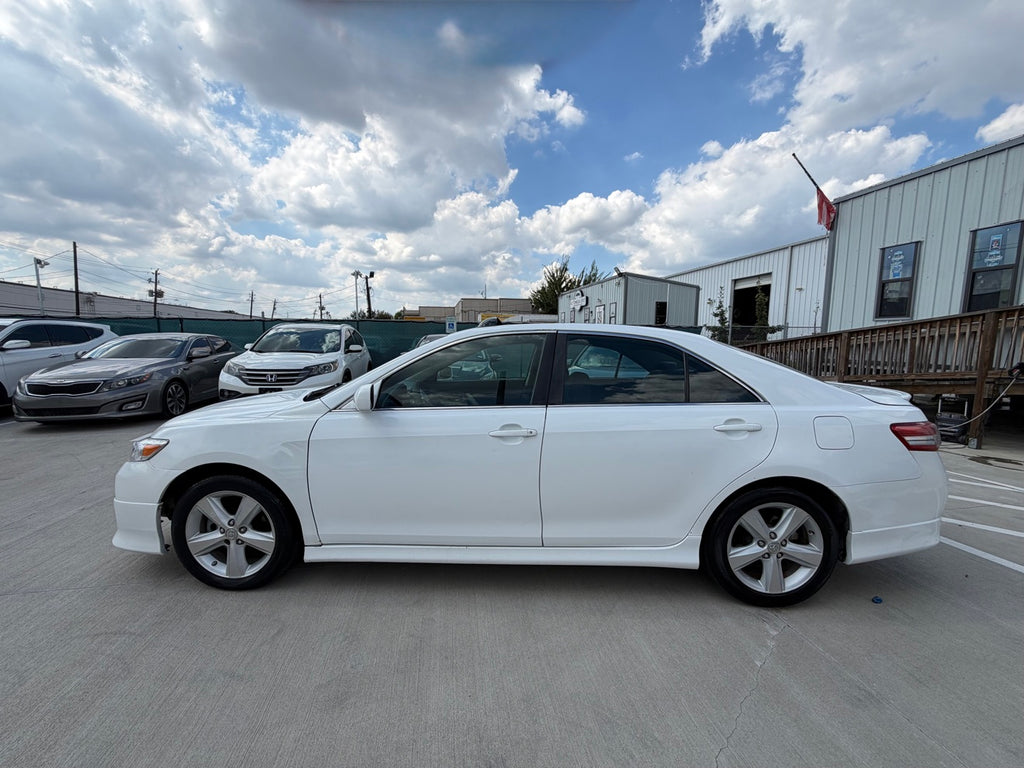 2011 Toyota Camry SE left side