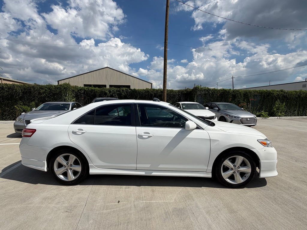 2011 Toyota Camry SE right side